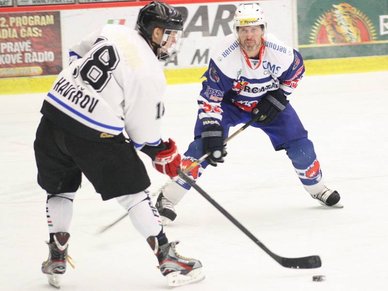 Havířovští hokejisté (bílé dresy) proti Berounu nepřekvapili, prohráli 2:4.