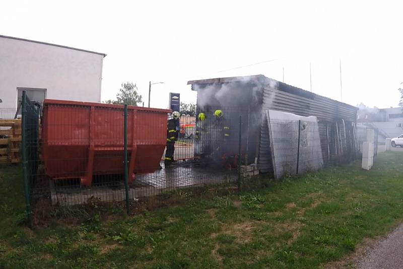 Požár skladu autoservisu poblíž Ostravské ulice v Havířově.