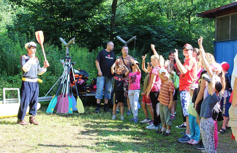 Příď, záď, záchranná vesta a pozor na pádlo! Součástí úterní akce na rybníku Gliňoč byla i hravá přednáška o základech vodáctví.