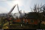 Pět jednotek hasičů zasahovalo v sobotu ráno v Petřvaldu u požáru střechy a půdy staršího rodinného domku.