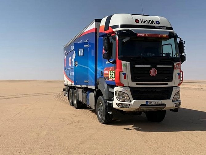 Kamion HE3DA jede letošní Dakar jako doprovodný vůz. Vybavení vozu funguje na baterie, které výrobce testuje přímo při závodě.