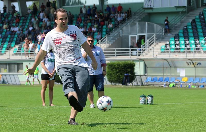 Karvinští fotbalisté (v bílém) v domácí premiéře remizovali.