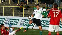 Karvinští fotbalisté (v bílém) porazili v zajímavém derby Třinec 2:1.