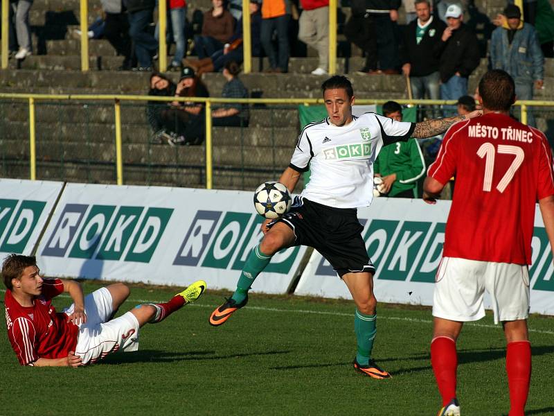 Karvinští fotbalisté (v bílém) porazili v zajímavém derby Třinec 2:1.