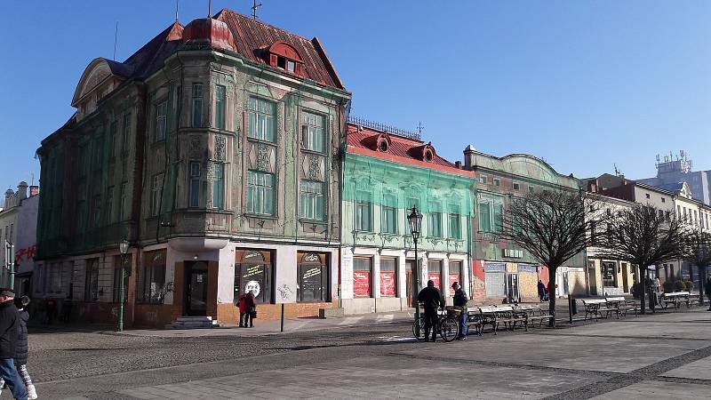 Chátrající domy na Masarykově náměstí koupí město a opraví je. (BŘEZEN 2017)