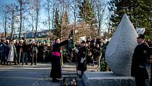 Ve Stonavě se konal pietní akt k uctění památky 13 horníků, kteří před rokem zahynuli v Dole ČSM-Sever při výbuchu metanu. Památku havířů připomíná v centru obce žulový monument ve tvaru slzy, 20. prosince 2019. Na snímku ostravsko-opavský biskup Martin D