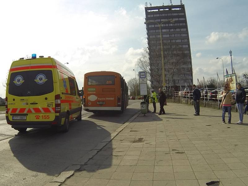 Na tomto místě se Ukrajinec pokusil neúspěšně nastoupit do odjíždějícího autobusu. 