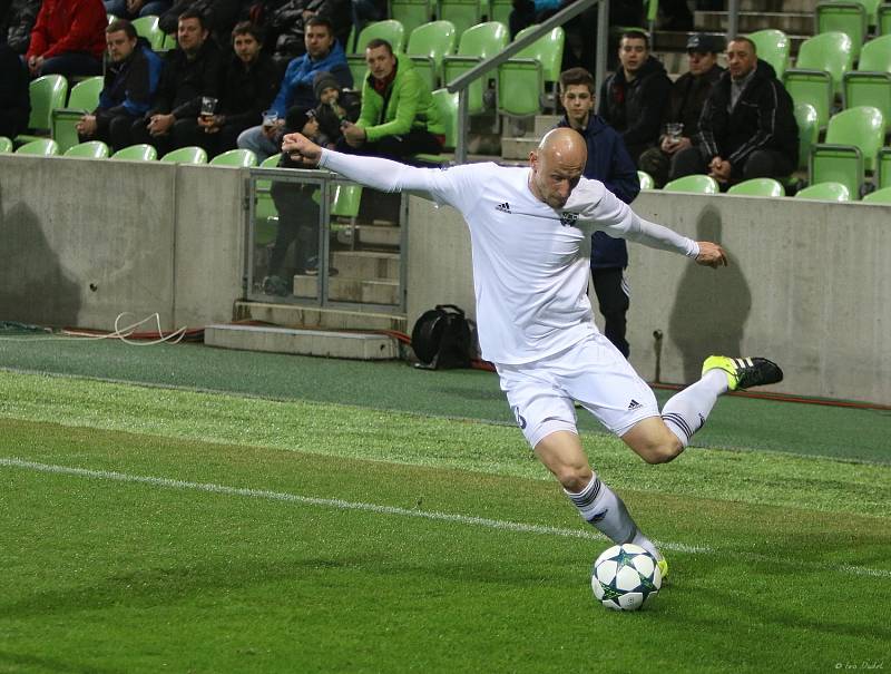 V posledním utkání 19. kola nejvyšší fotbalové soutěže porazili Karvinští (v bílém) Zlín 1:0.