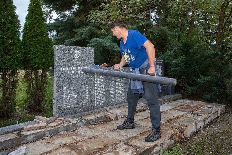 Kameníci rozebrali pomník obětem důlního neštěstí na Dole Dukla v roce 1961 a budou jej v Těrlicku renovovat.