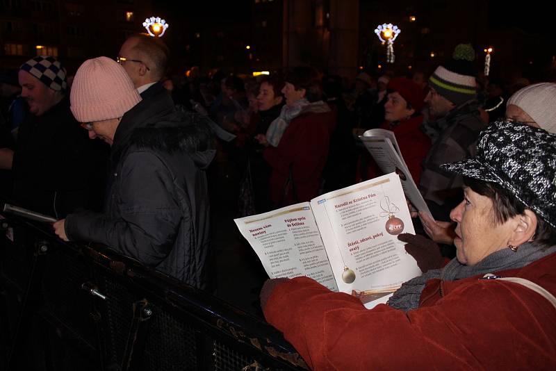 Česko zpívá koledy v havířovském vánočním městečku se ženským pěveckým sborem Canticorum.