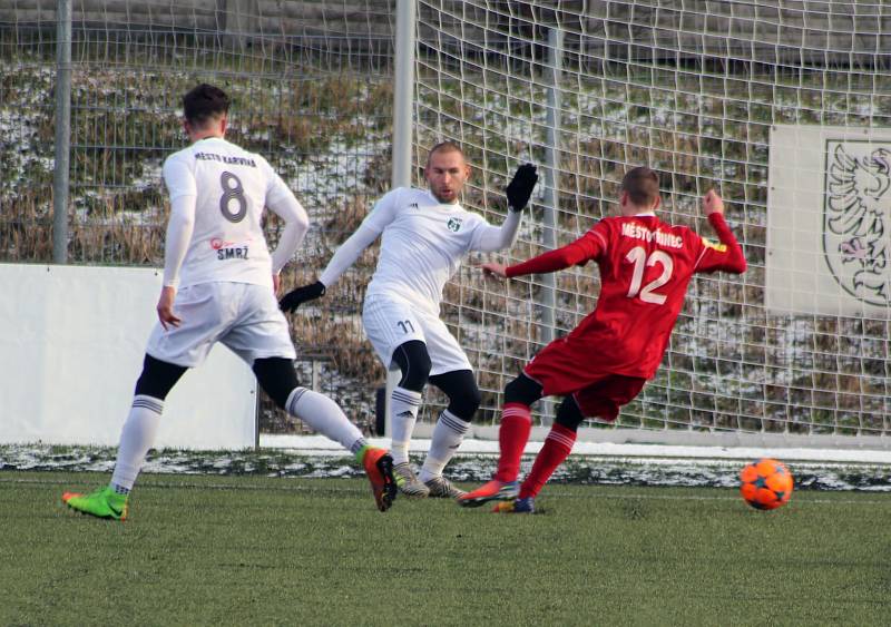 Karviná (v bílém) porazila v přípravě Třinec 1:0.