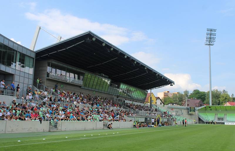 V Karviné je stále velký zájem o fotbal. Na přípravné utkání s Žilinou přišlo osm stovek diváků.