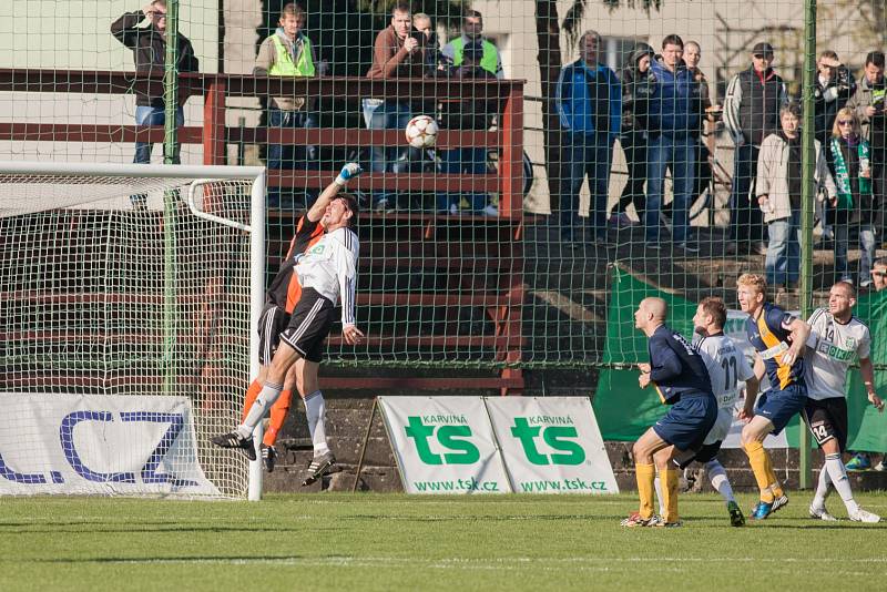 Po výhře nad Opavou se fotbalisté Karviné (v bílém) těší ze stoprocentní bilance v podzimních derby.