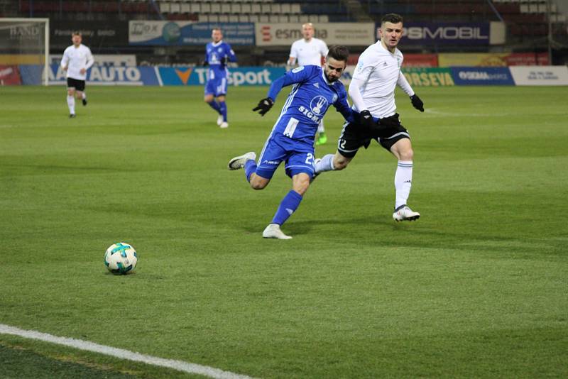 Karvinští fotbalisté (v bílém) uhráli v Olomouci bod.