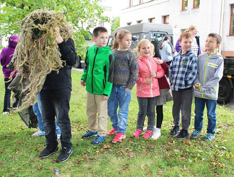 Polští vojáci jednotek NATO přijali pozvání polské základní školy v Karviné a přivezli dětem ukázat svou výstroj a techniku, se kterou se účastní i Dne NATO v Ostravě.