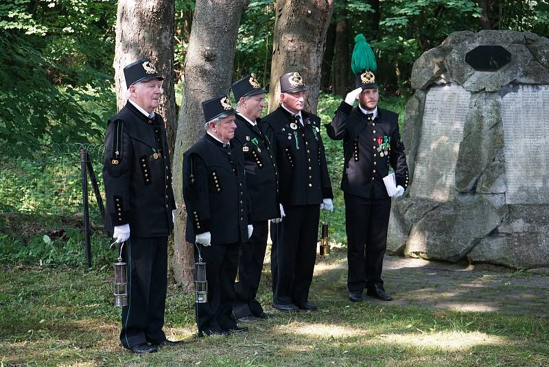 Krojovaní horníci na karvinském hřbitově zavzpomínali na oběti důlního neštěstí v roce 1984.