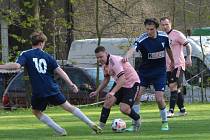 Zápas 20. kola fotbalové I.B třídy, skupiny B Slovan Záblatí (v růžových dresech) - Strahovice 1:0.