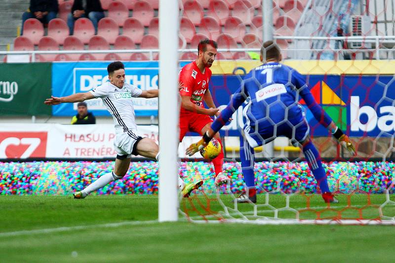 Fotbalisté Karviné (v bílém) zvládli zápas v Brně 2:0.