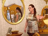 Mezi zámeckými zrcadly v jedné z komnat fryštátského zámku předvádí průvodkyně Irena Tlolková návštěvníkům část z místní bohaté historie. 