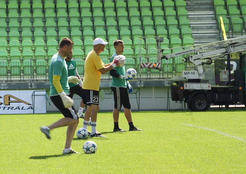 Karvinští fotbalisté si ve čtvrtek poprvé zatrénovali na svém domácím stadionu v Karviné-Ráji.