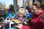 Zábavné hledání velikonočních vajíček i výtvarné dílny pro děti se konaly za příjemného jarního počasí v neděli odpoledne v karvinském univerzitním parku. 