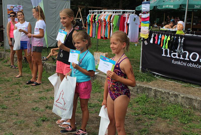 Přátelská a příjemná atmosféra a vynikající sportovní výkony na trati. Takový byl letošní Albrechtický triatlon, kde krom dospělých startovaly i dětské kategorie.