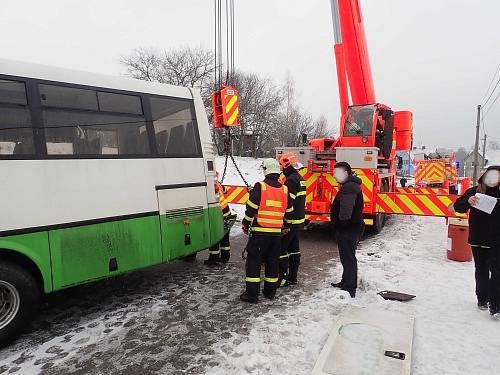 Vyprošťování meziměstského autobusu v Albrechticích u Českého Těšína.