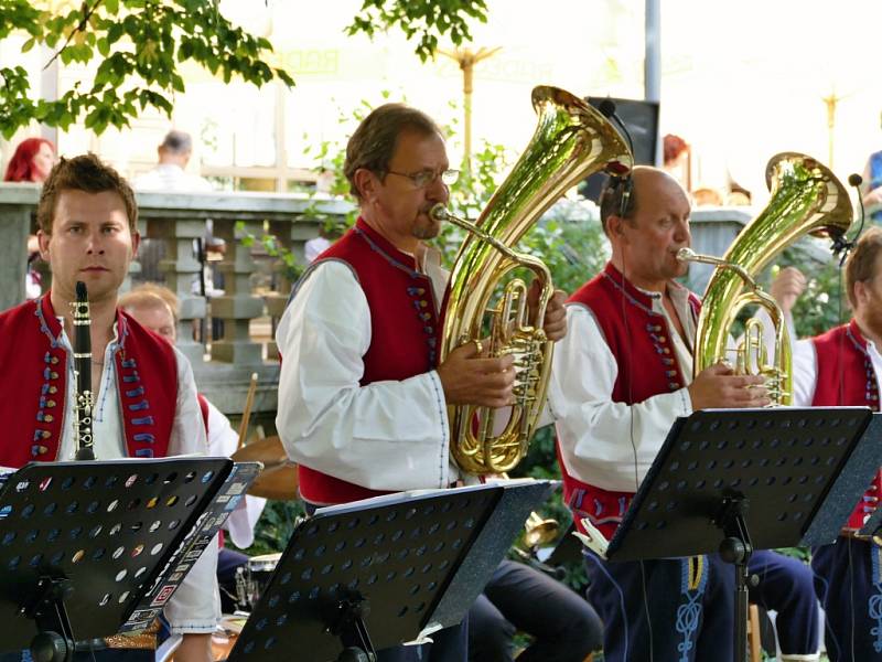 Skvělá muzika, krásné slunečné počasí a početná návštěva. Tak vypadal, nedělní promenádní koncert pod širým nebem za Kulturním domem Radost v Havířově.