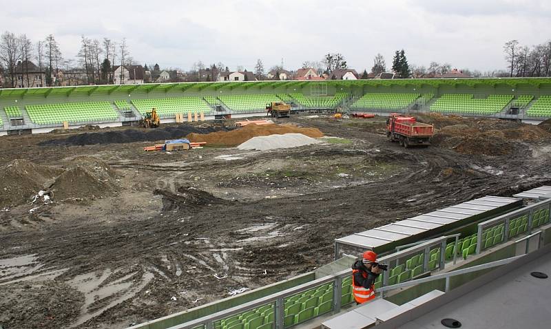 Stavba fotbalového stadionu v Karviné. 