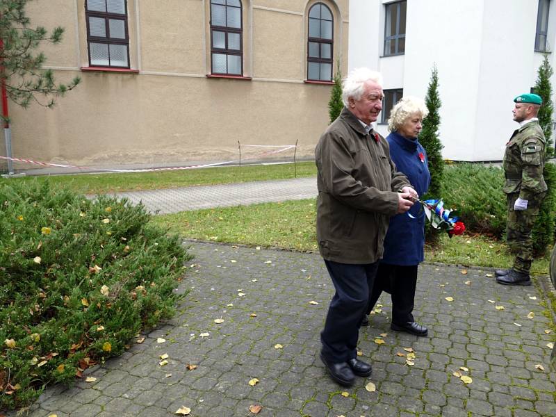 U kostela sv. Anny v pátek 10. listopadu se symbolickým začátkem v 11 hodin si občané Havířova připomněli Den válečných veteránů. 