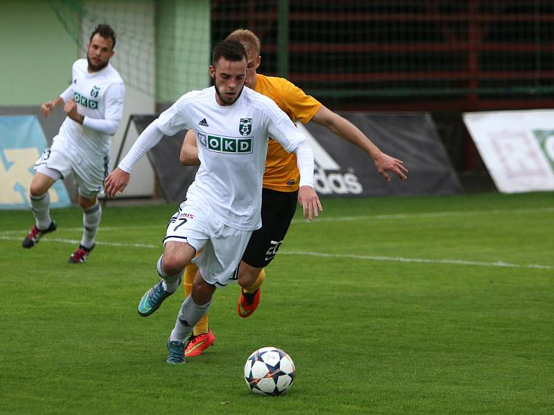 Karvinští fotbalisté (v bílém) zvládli zápas o šest bodů se Sokolovem.