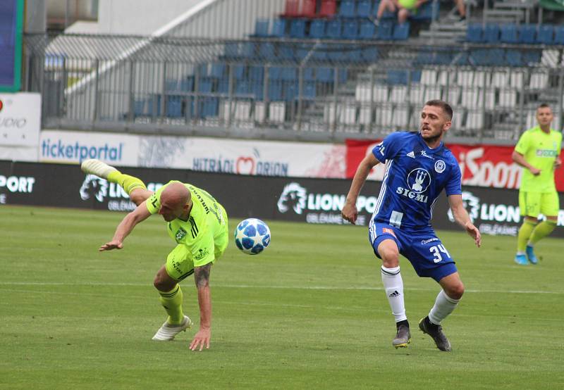 Karvinští fotbalisté (v zeleném) uhráli bod na Hané.