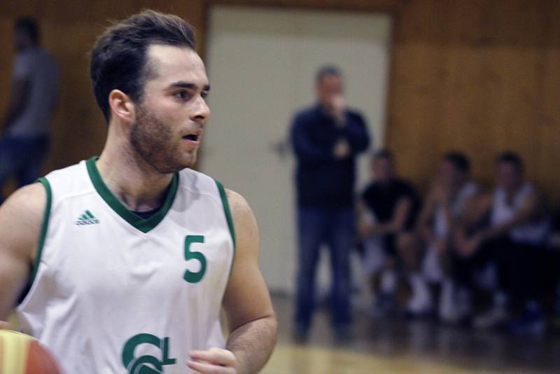 Basketbalisté Karviné (v bílém) schytali od VŠB Ostrava debakl.