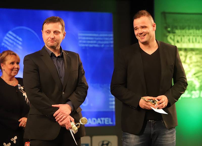 Mistři republiky v házené, trenér Marek Michalisko (vlevo) a Nemanja Marjanovič.