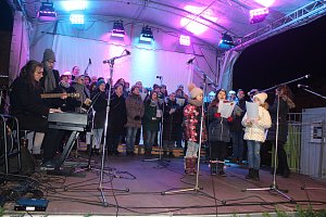 V Karviné si na Masarykovo náměstí přišlo společně zazpívat koledy asi sto lidí.