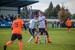 Petrovické derby v I.B třídě pro sebe získali fotbalisté Interu (v bílém), kteří vyhráli u kolegů ze Závady 2:1.