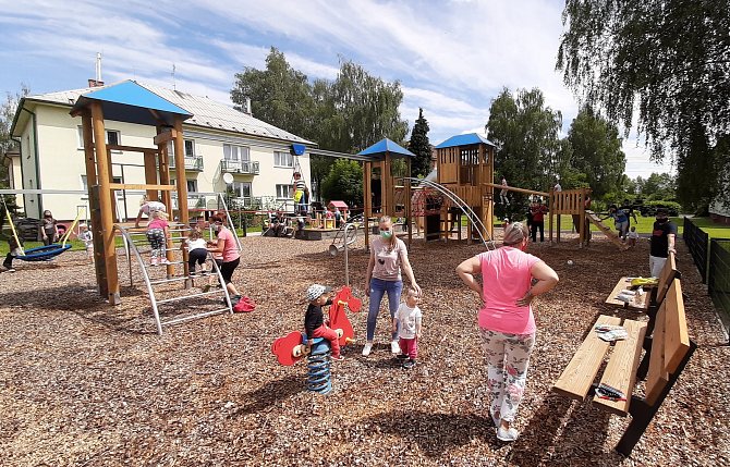 Na sídlišti Hořeny ve Stonavě otevřeli nové dětské hřiště.