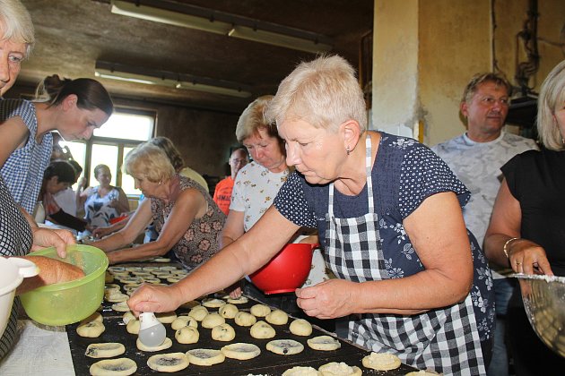 Stonavské dožínky se letos v tradiční podobě nekonaly. Oblíbených dožínkových koláčů se ale Stonavané dočkali. Upekly je ženy z tamní PZKO.