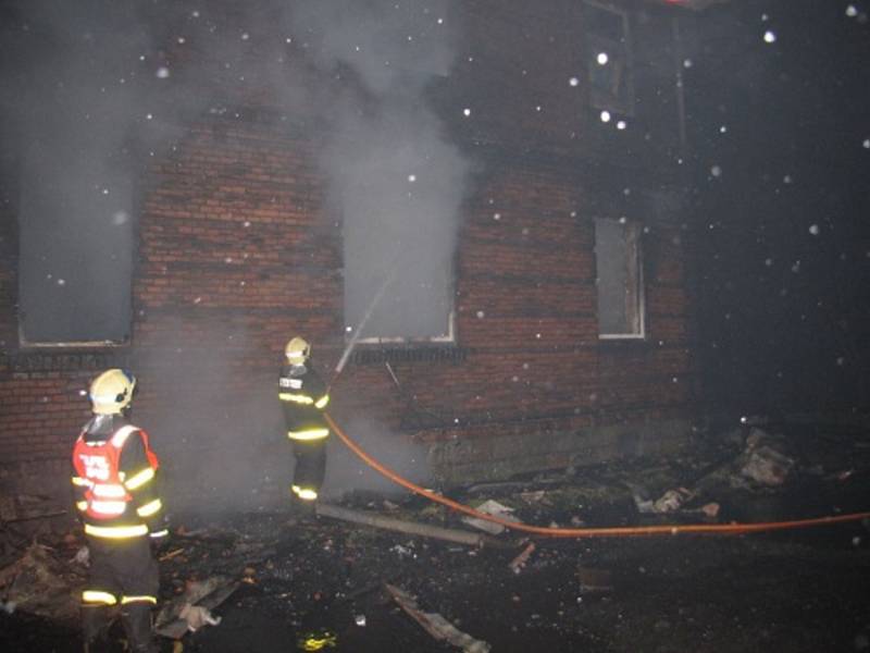 Hašení požáru domu v Bohumíně. 