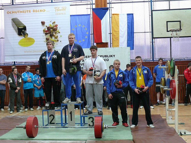 Medailisté z MČR v silovém trojboji. Uprostřed Tomáš Turek.