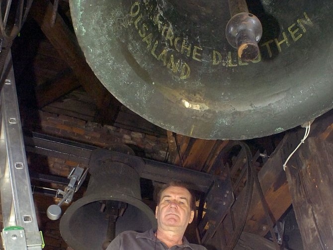 Jan Tralich pod zvony na věži v Dolní Lutyni, kde instaloval zvonkohru. 