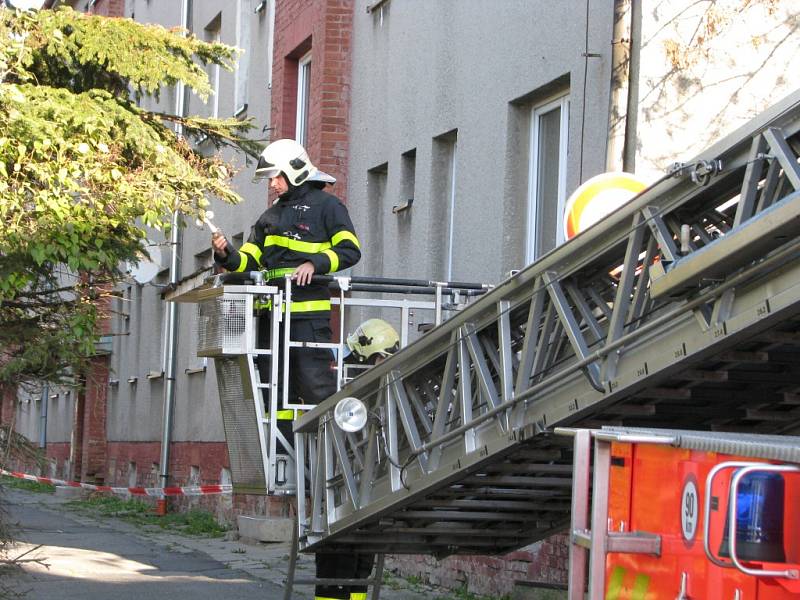 Zásah hasičů na střechách poškozených větrem v Havířově.