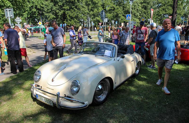 Sraz veteránů v Hobbyparku v Bohumíně. K vidění byla celá řada značek například Mercedesy, Porsche, Jaguar, MG, Tatra, Chevrolet, BMW, Jawa, Škoda a mnoho dalších překrásných historických vozidel a motocyklů různého stáří.