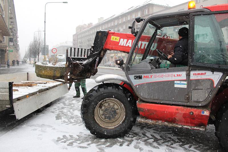 Vánoční městečko v centru Havířova chrání před najetím vozidla betonové zábrany.