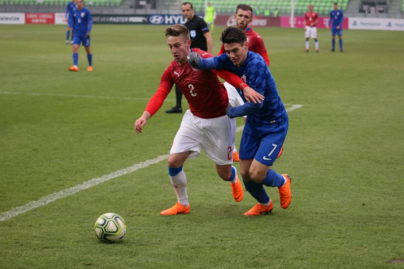 Česká lvíčata (v červeném) zdolala stejně staré Chorvaty 2:1.