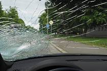 Řidič v Karviné srazil ženu přecházející silnici mimo přechod. Ta nepřežila.