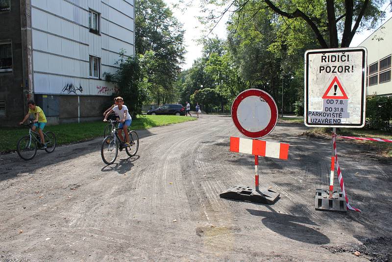 V Karviné se přes léto začalo s opravami hned několika chodníků, cyklostezky a dvou parkovišť.