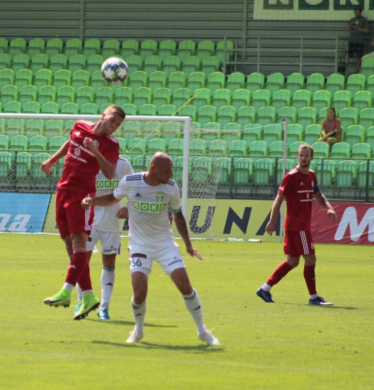 Fotbalisté Karviné (v bílém) remizovali s Třincem 1:1.