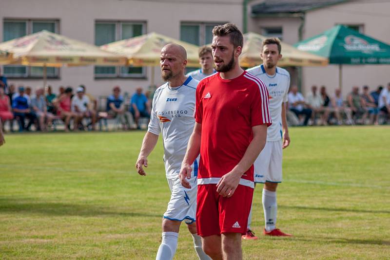 Fotbalisté Slavoje (v bílém) vyprovodili v posledním kole druhý Svinov výsledkem 5:1. I to svědčí o jejich letošní převaze.