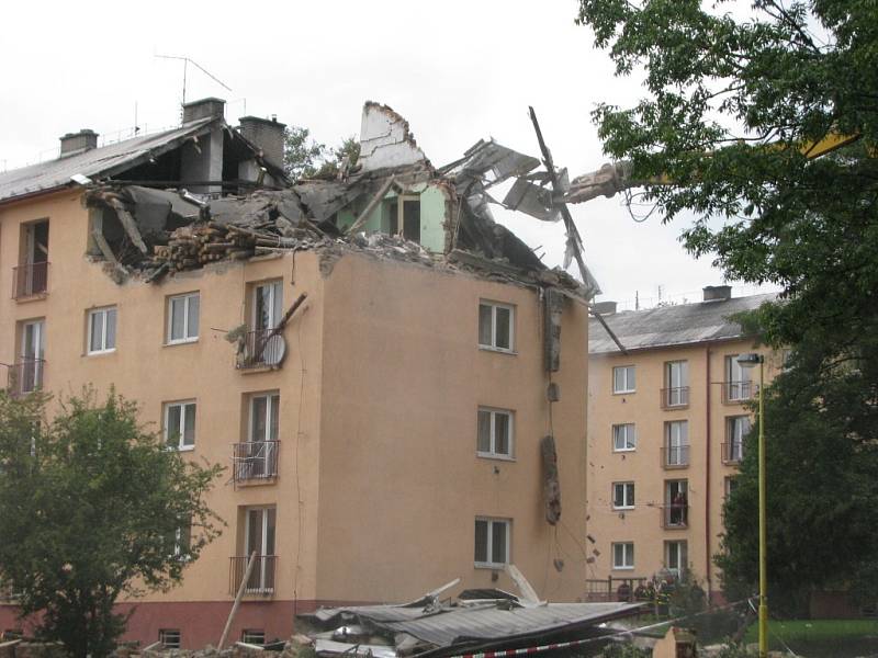 Demolice střechy a bytu v domě, který poškodil výbuch plynu. 